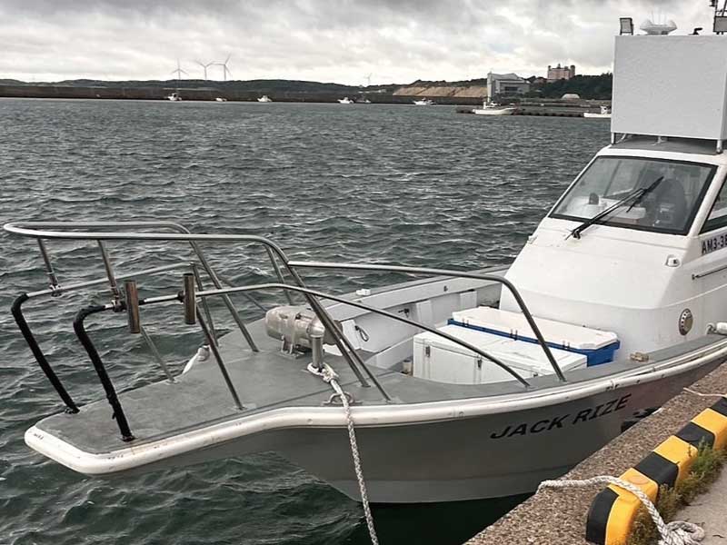 青森遊漁船 jack rize 船首1